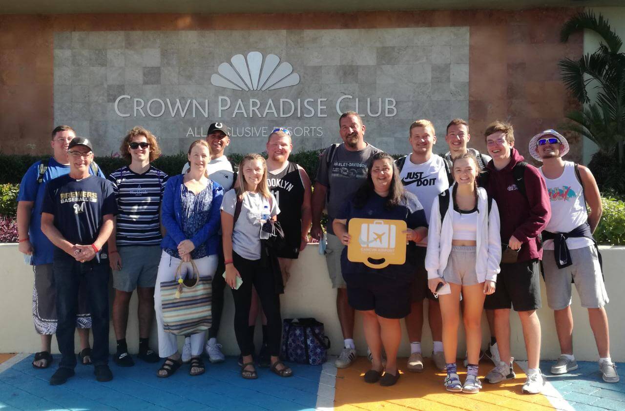 Gran grupo de amigos llegando al Crown Paradise Club Resort